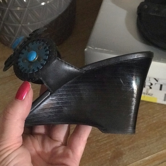 Black/turquoise heels - Picture 2 of 4